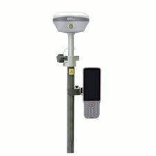 Récepteur GPS/GNSS Emlid Reach RS2+ blanc et gris monté sur perche, avec contrôleur robuste attaché. Équipement de topographie.