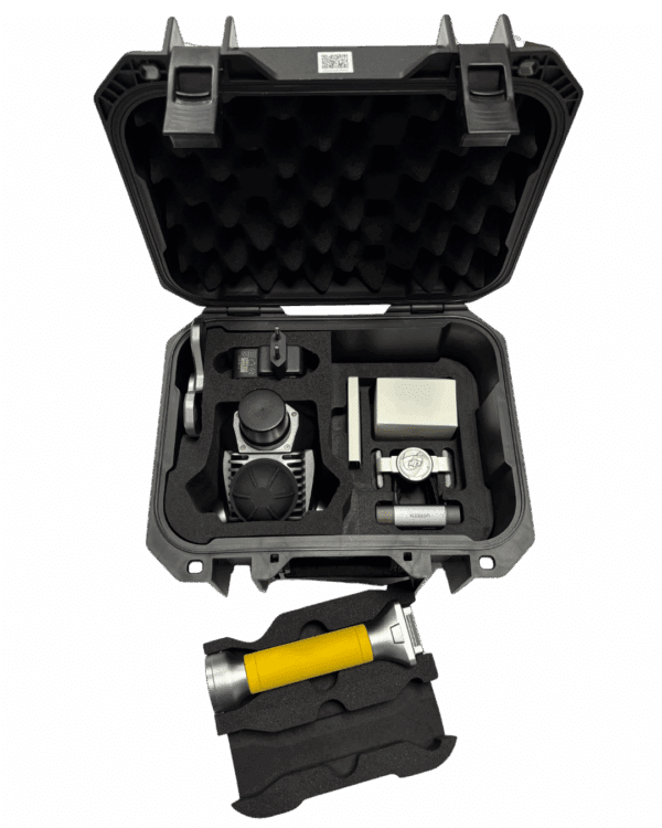 Mallette noire ouverte contenant un équipement de mesure technique avec une pompe, un boîtier blanc, et une lampe de poche jaune et argentée tenue séparément sur la mousse.
