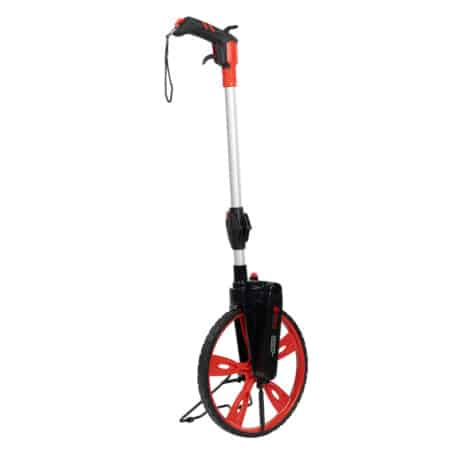 Roue de Mesure Numérique Topographie et Relevé Roue de mesure numérique télescopique noire et rouge avec poignée de déclenchement, idéale pour la topographie et les relevés de distance.