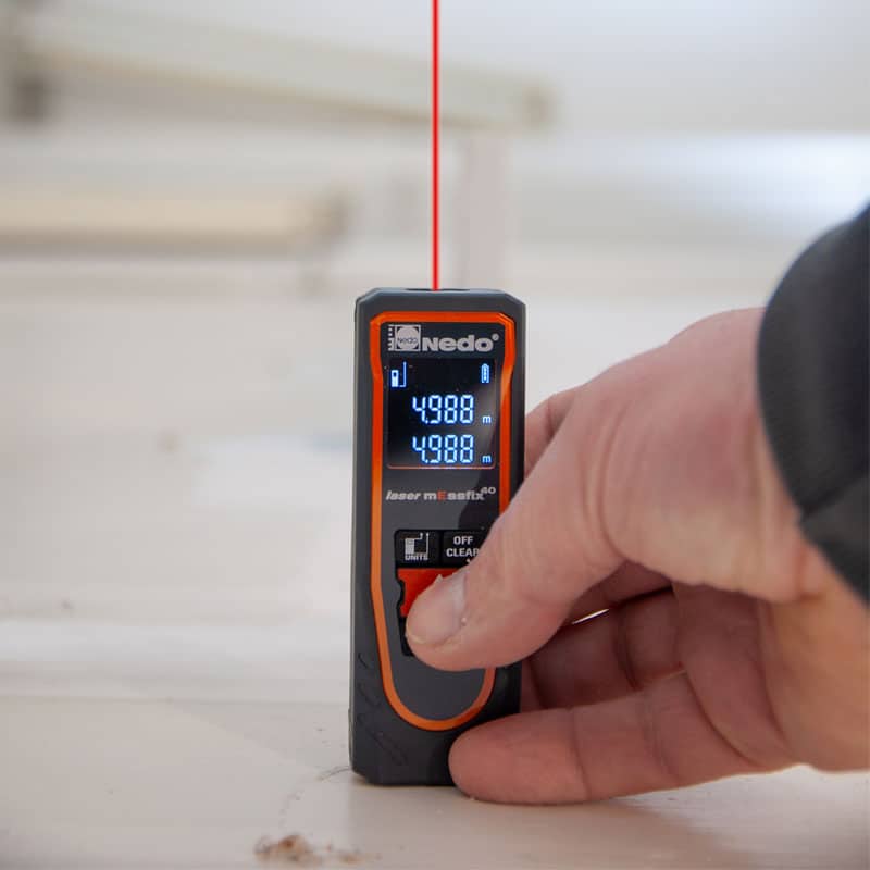 Nedo Laser mEssfix 40 : Télémètre laser professionnel Télémètre laser Nedo mEssfix 40 mesurant 4,988 m avec un faisceau rouge vertical pour une mesure de précision.